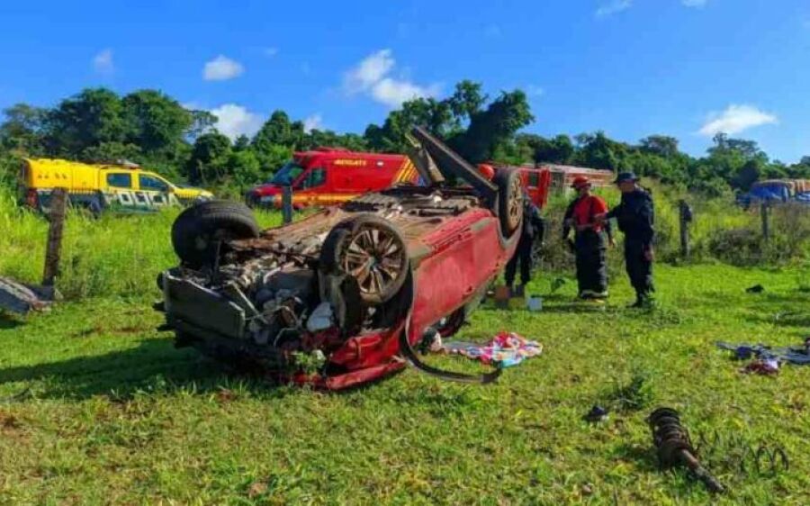 Duas vítimas morrem presas nas ferragens e uma arremessada de carro após capotamento na MS-295