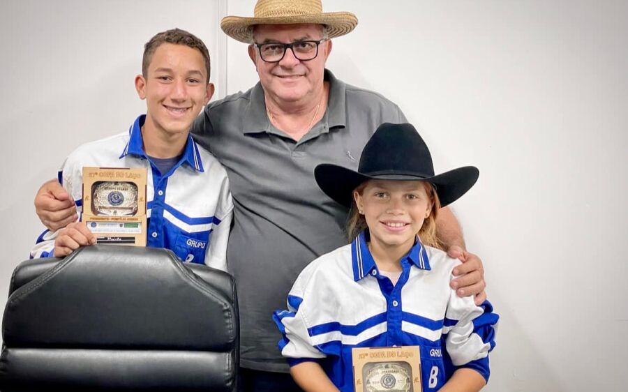 Prefeito Réus Fornari recebe visita dos jovens campões na 27ª Copa  do Laço do Mato  Grosso do Sul