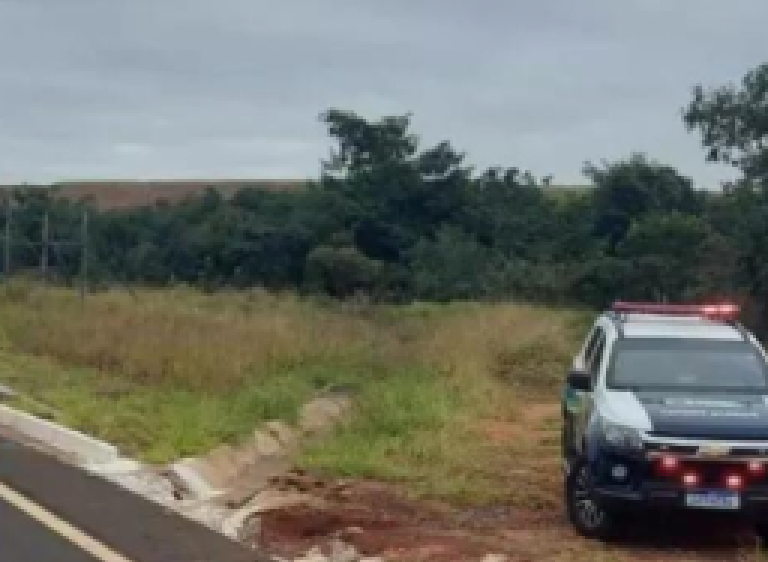 Amigos são sequestrados em casa por suspeitos encapuzados e um acaba morto a tiros