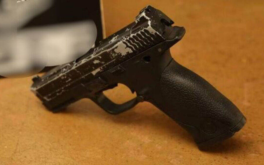 Homem atira contra própria cabeça ao limpar arma de fogo