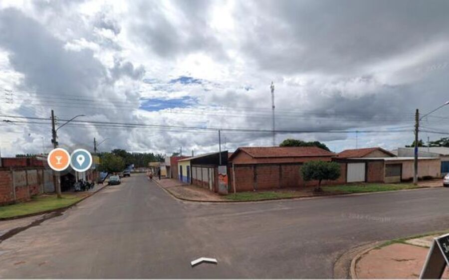 Dono de lava-jato atropela criança com carro de cliente e bate em árvore em Campo Grande