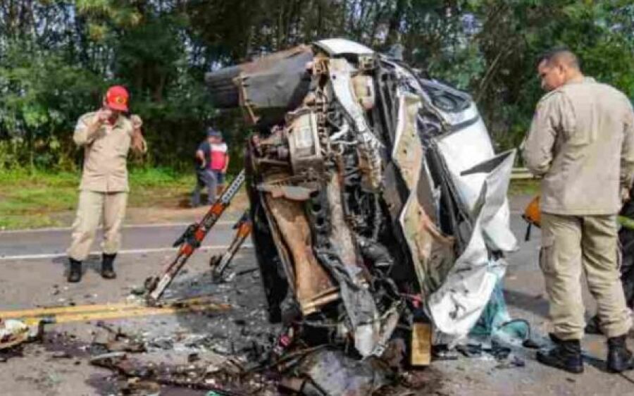 Carro tomba na BR-163 após atingir traseira de caminhão que atravessava a pista
