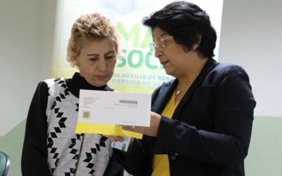 Beneficiários recebem cartões do Mais Social e carne e gás de cozinha encabeçam lista de prioridades