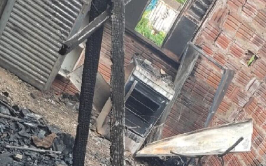 Mãe apela para reconstruir casa queimada por ladrões na invasão da Homex