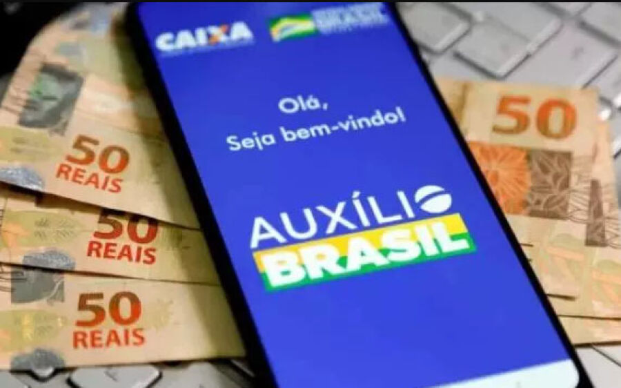 Presidente sanciona MP  que torna Auxílio Brasil  de R$ 400 permanente