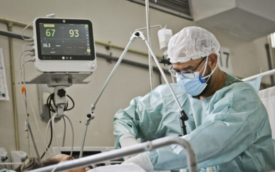 Covid-19 volta a ser a principal causa de internações por síndrome respiratória grave