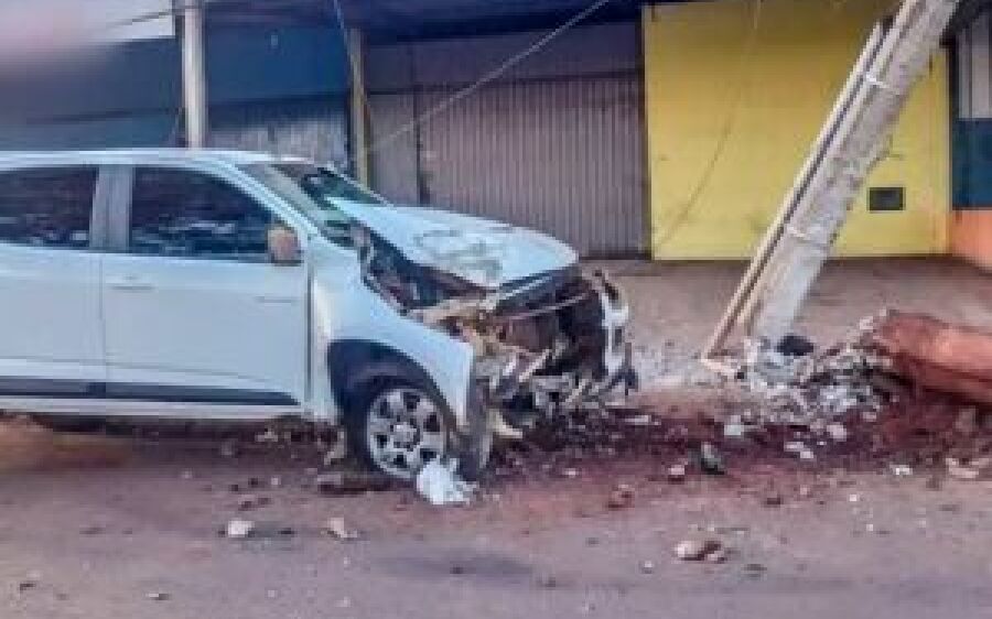 Motorista de caminhonete atinge poste de energia e veículo fica destruído em MS