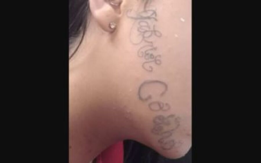 Jovem de 18 anos desaparece e volta com nome de ex tatuado no rosto