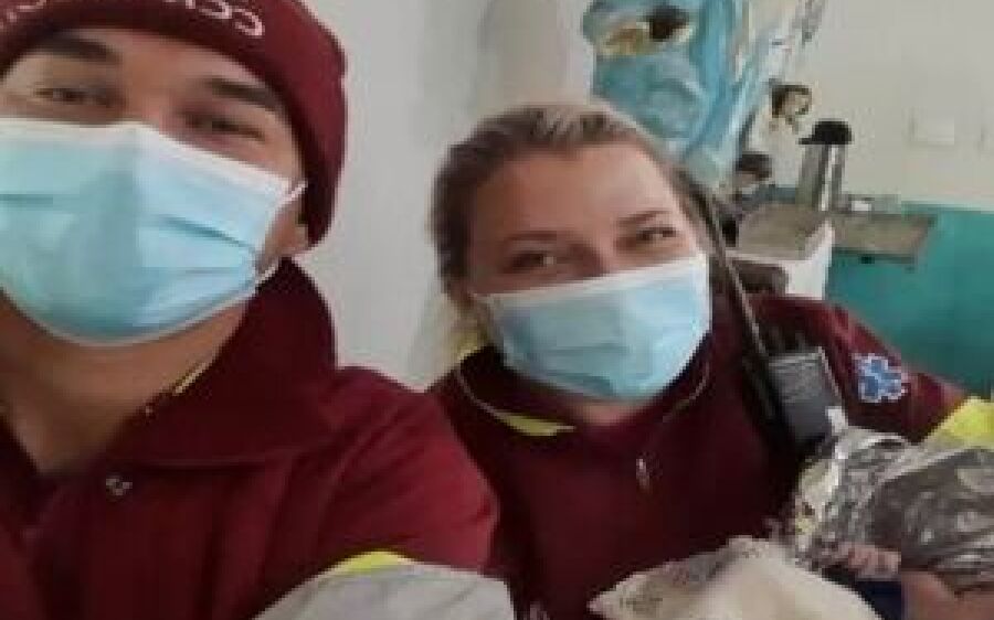 Bebê decide nascer em rodovia, pai para carro e socorristas terminam parto