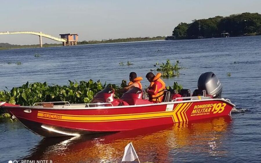 Embarcação com seis pessoas vira no Rio Salobra; bombeiros fazem buscas