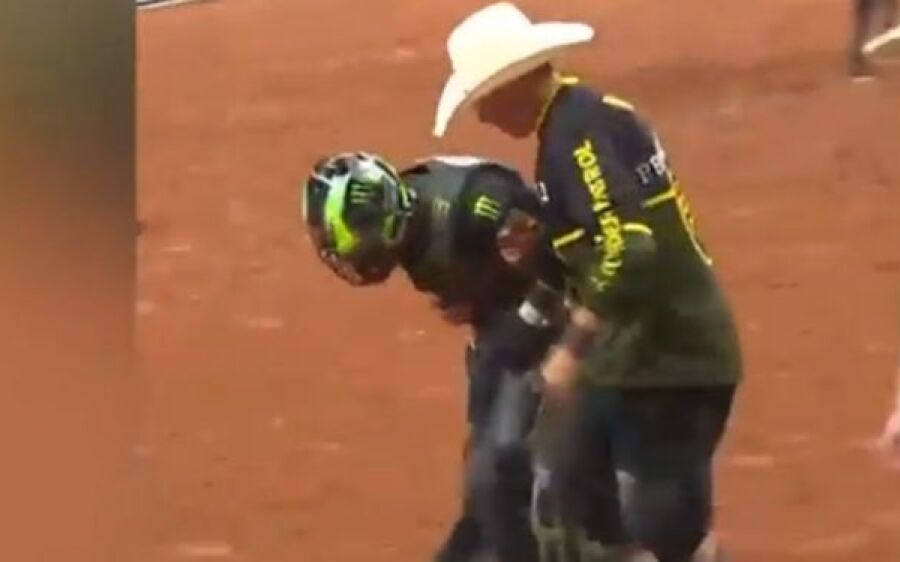Bicampeão de montaria, cowboy de MS é pisoteado por touro em torneio nos EUA