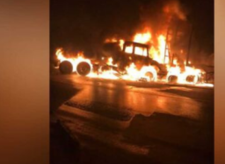 Duas carretas pegam fogo após baterem de frente