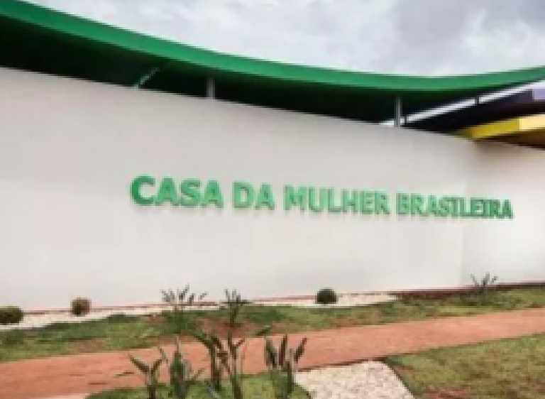 Marido arrancou e queimou cabelo com couro cabeludo da mulher; 3 filhos viram