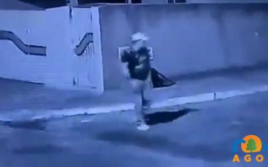 Câmeras flagram homem arrombando veículo estacionado na rua para furtar carteira em Coxim