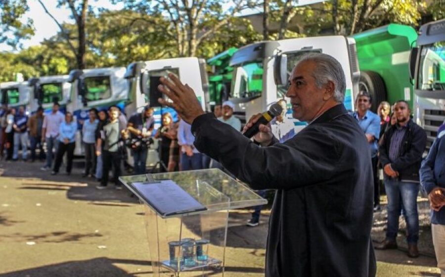 Governo do Estado entrega  caminhões e equipamentos para 12 municípios