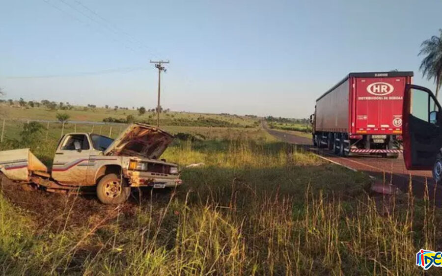Motorista de caminhonete fica ferido em colisão com carreta na MS-274