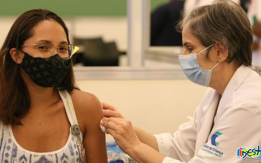 Campanhas podem aumentar adesão de jovens adultos à dose de reforço