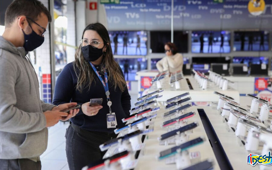 Confiança do consumidor cai 3,1 pontos em maio, diz FGV