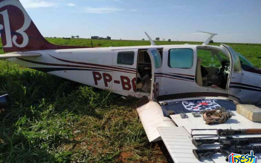 Aeronave carregada com fuzis e drogas é apreendida ao pousar em fazenda de MS