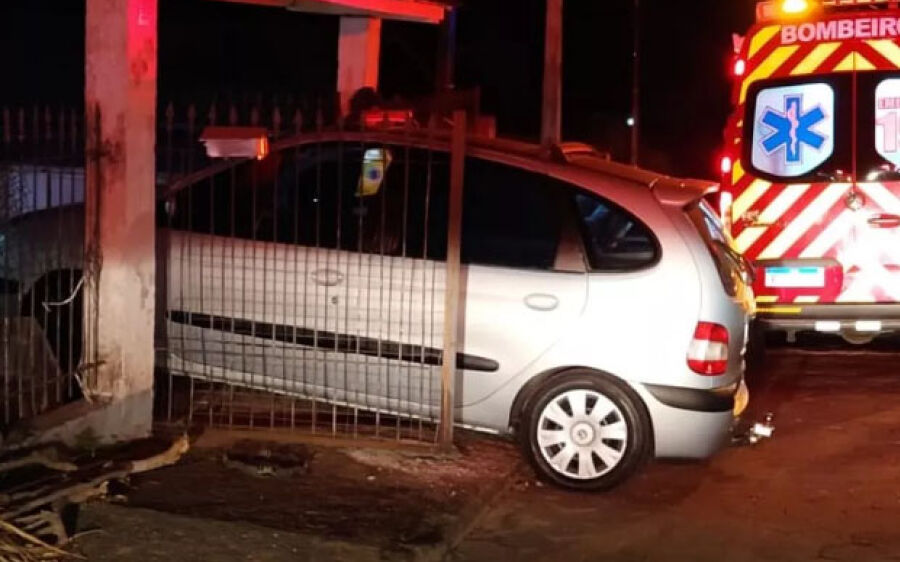 Idosa confunde pedais de carro e mata a filha atropelada