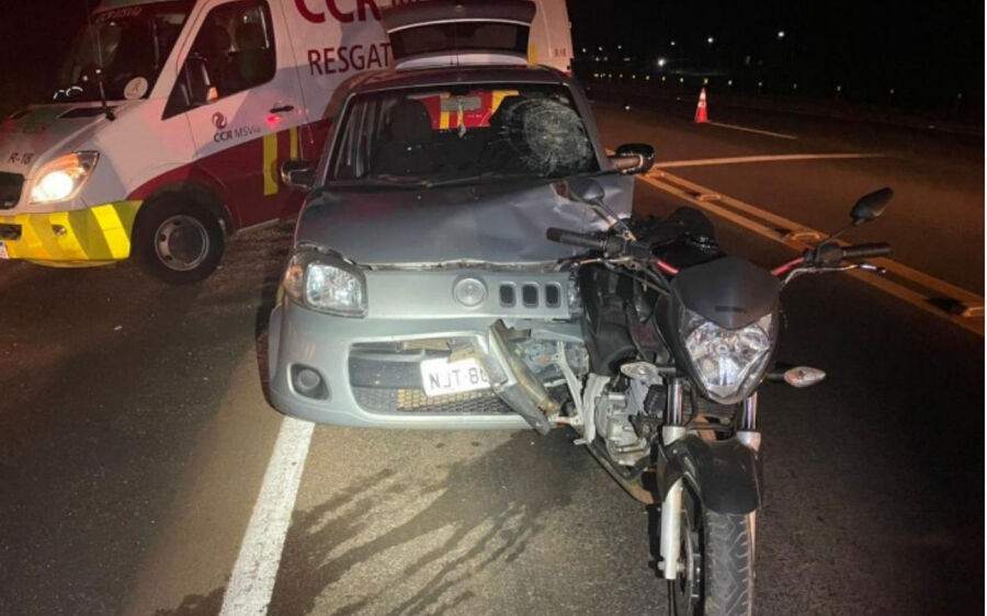 Moto fica presa em carro após colisão que tirou vida de mulher na BR-163, em São Gabriel