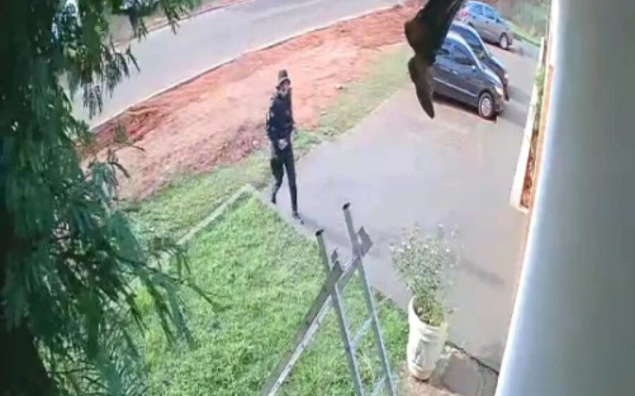 PM de Ponta Porã salva vida de trabalhador que ficou pendurado do segundo andar de um prédio