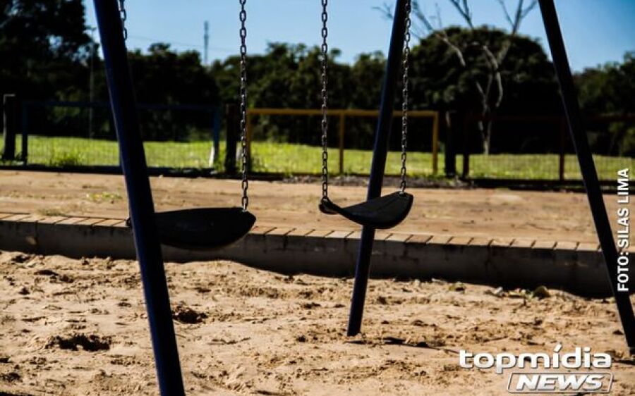 Mãe abandona duas crianças e recém-nascido sozinhos e volta bêbada