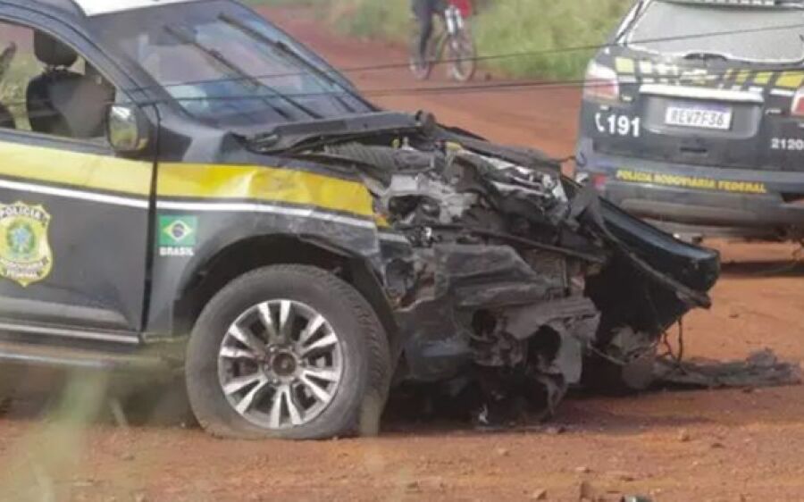 Durante perseguição, viaturas da PRF batem de frente e uma delas tomba