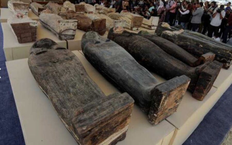 Arqueólogos encontram 250 caixões e tesouros de múmias de 500 a.C no Egito