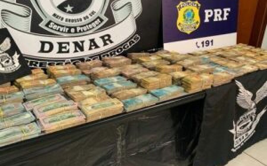 Grupo é flagrado com cerca de R$ 1 milhão escondido em carroceria