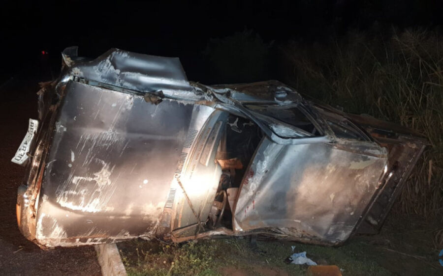 Camionete de Coxim colide em anta e capota na BR-359
