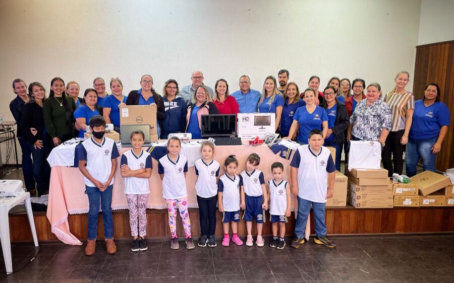 Prefeitura de Rio Verde entrega mais de 7 mil uniformes escolares e kit’s de informática para as uni