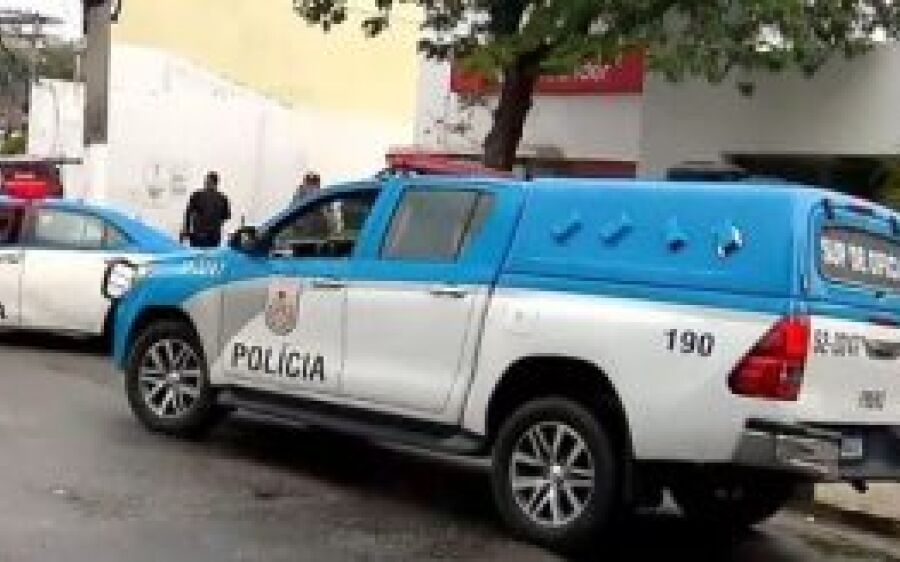 Suspeitos explodem banco e usam barcos para fugir com dinheiro de caixa