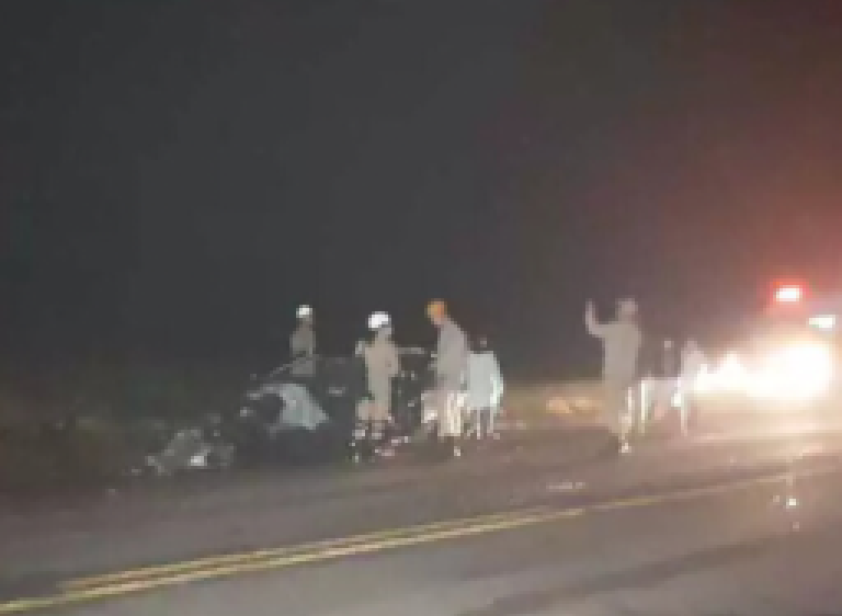 Mulher de 34 anos morre depois de colisão entre carro e caminhão
