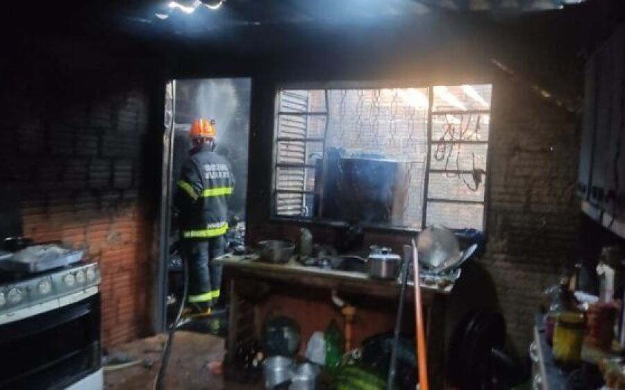 Menino de 3 anos queimado em incêndio respira com ajuda de aparelhos