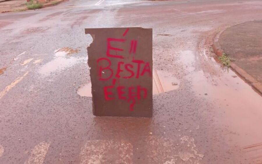 Homem cai em buraco e indignado coloca placa avisando: ´é besta, é?´