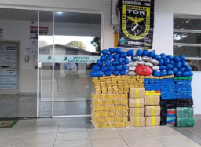Dupla é presa com carro furtado e R$ 1 milhão em maconha