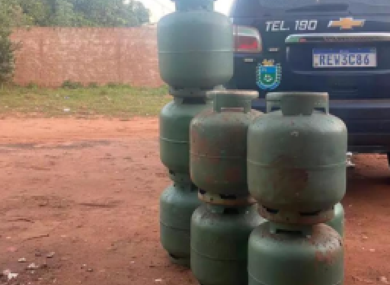 Com preço nas alturas, bandido furta 12 botijões de gás e esconde em matagal