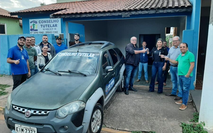 Prefeito Réus Fornari  entrega carro para o  Conselho Tutelar de Rio Verde