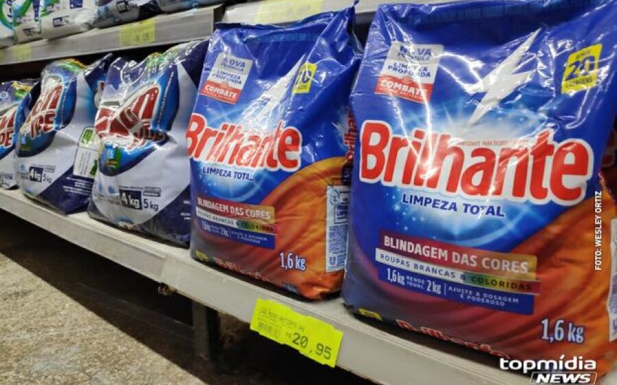 Para economizar, famílias trocam sabão em pó por barras feitas em casa em MS