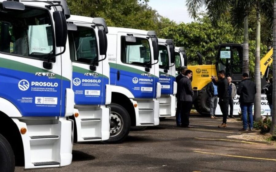 Governo entrega veículos e equipamentos agrícolas para 40 municípios do Estado