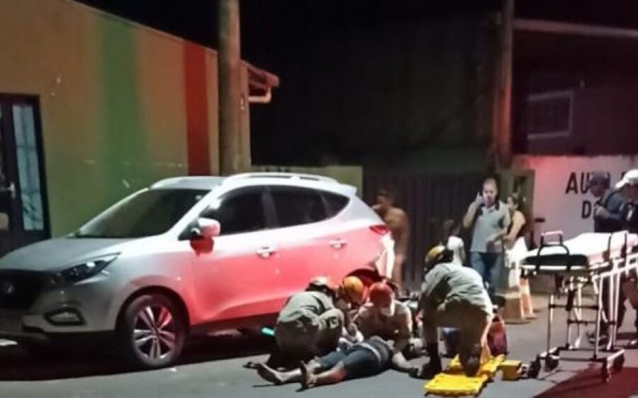 Motociclista sofre possível fratura no braço após colidir em carro estacionado em Coxim