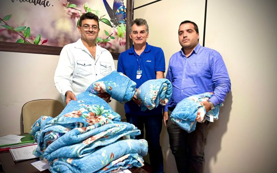 Zezinho da Gazin e Dejair Ar Condicionado doam cobertores para o Hospital Municipal