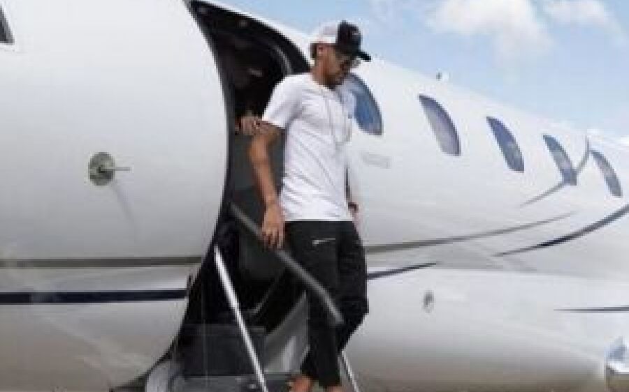 Voltando das férias, jatinho de Neymar racha e faz pouso emergencial