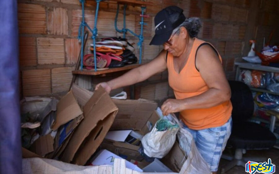 Agems conhece de perto a realidade de moradora que complementa a renda com a coleta seletiva