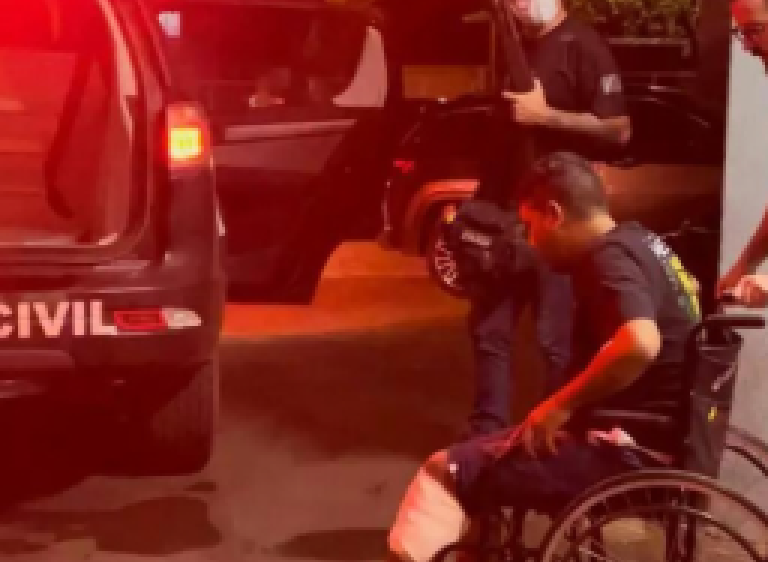 Suspeito de tentativa de homicídio tenta tomar arma de policial e leva tiro