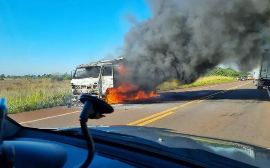 Caminhão pega fogo após bater carreta na BR-060 em Campo Grande