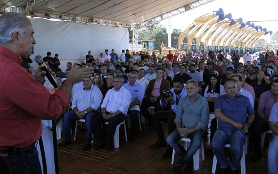 Governo do Estado entrega quase 200 máquinas e reforça elo municipalista para o desenvolvimento