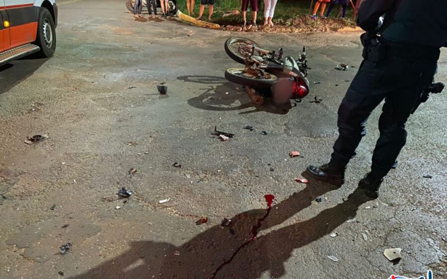 Três pessoas ficam feridas após colisão entre moto e carro em Camapuã
