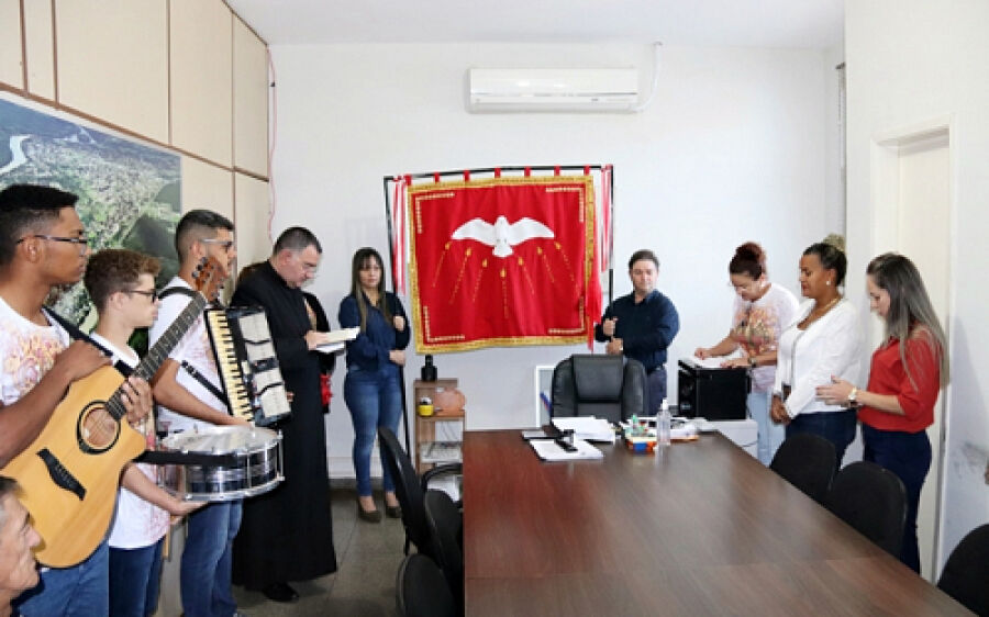  Edilson Magro recebe a Bandeira do Divino Espírito Santo 